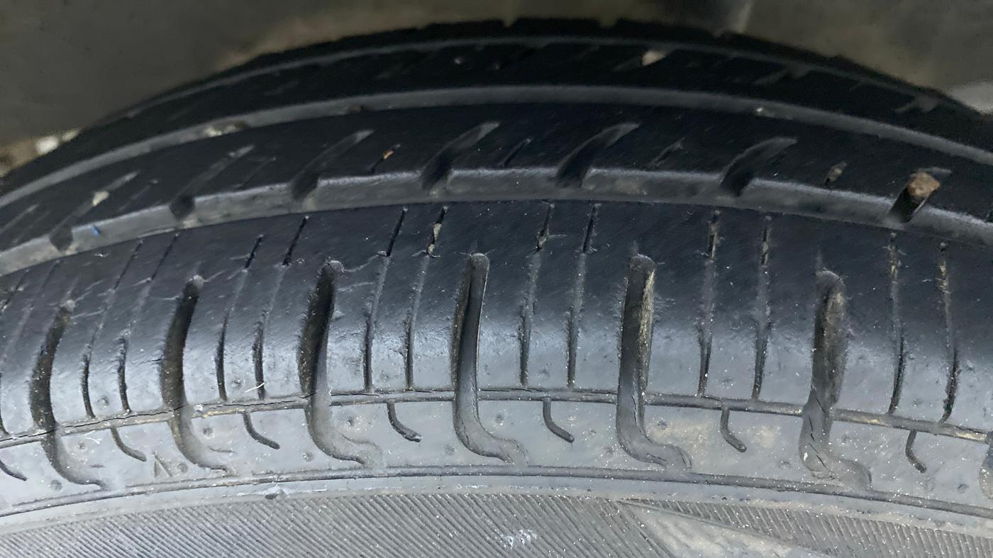 2017 Renault Kwid RXT 1.0 EASY-R  AT, Petrol, Automatic, 17,704 km, Left Rear Tyre Tread