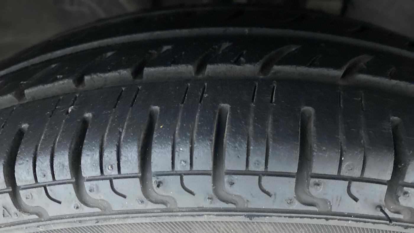 2017 Renault Kwid RXT 1.0 EASY-R  AT, Petrol, Automatic, 17,704 km, Right Front Tyre Tread