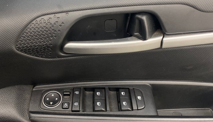 2022 KIA SONET HTK PLUS 1.0 IMT, Petrol, Manual, 76,414 km, Driver Side Door Panels Control