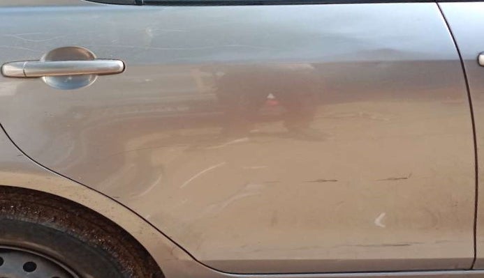 2015 Maruti Swift VXI, Petrol, Manual, 96,367 km, Right rear door - Minor scratches