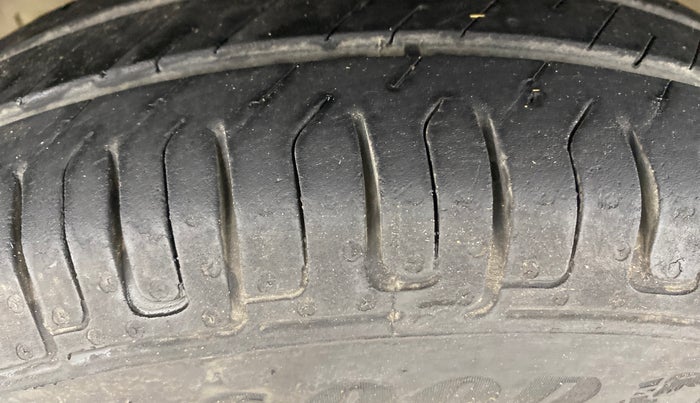 2019 Renault Kwid RXT 1.0 (O), Petrol, Manual, 50,647 km, Left Front Tyre Tread