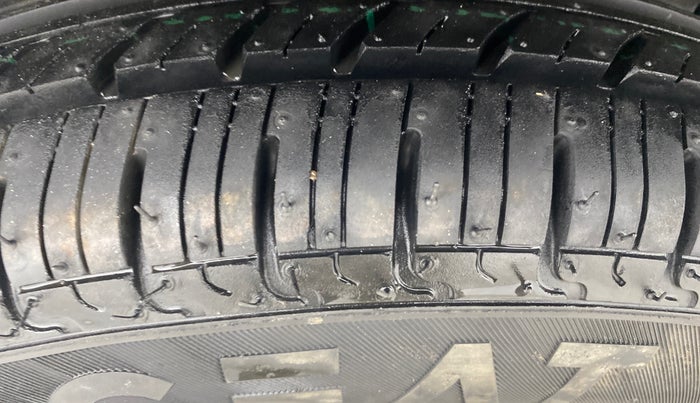 2019 Renault Kwid RXT 1.0 (O), Petrol, Manual, 50,647 km, Right Rear Tyre Tread