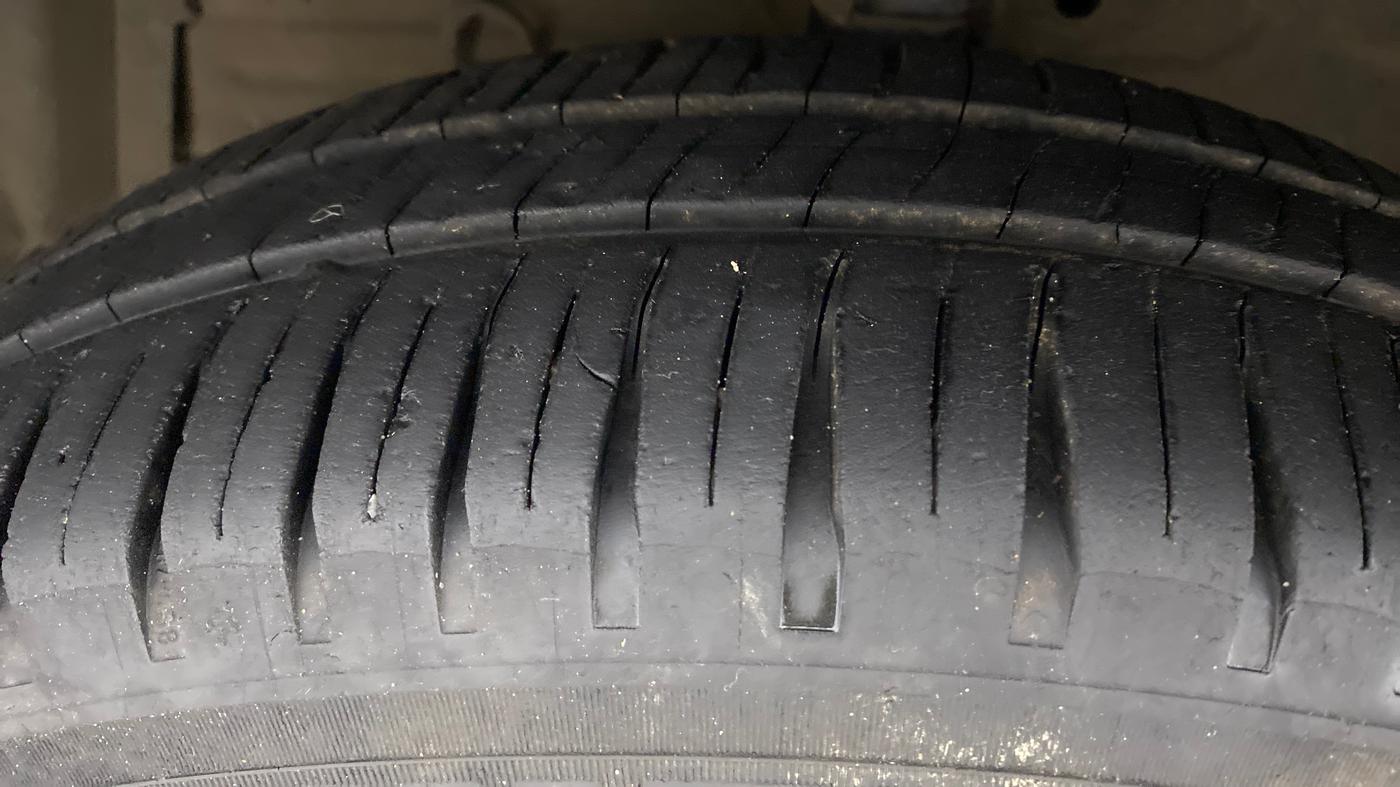2014 Maruti Swift VDI, Diesel, Manual, 97,631 km, Left Front Tyre Tread