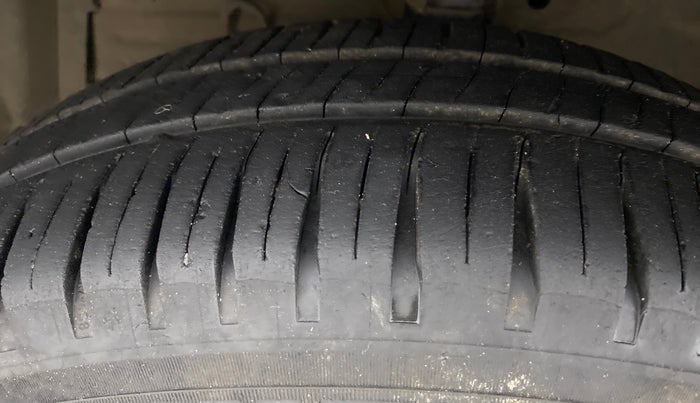 2014 Maruti Swift VDI, Diesel, Manual, 97,631 km, Left Front Tyre Tread