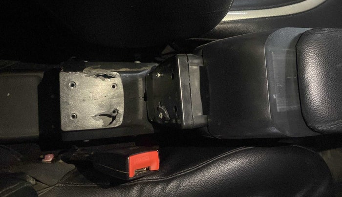 2013 Maruti Swift VDI, Diesel, Manual, 71,129 km, Driver seat - Armrest has minor damage