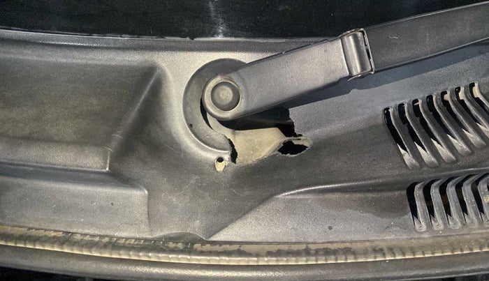 2013 Maruti Swift VDI, Diesel, Manual, 71,129 km, Bonnet (hood) - Cowl vent panel has minor damage