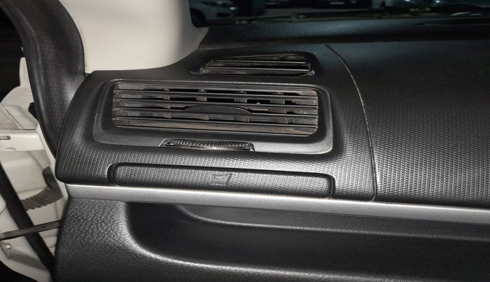 2013 Maruti Swift VDI, Diesel, Manual, 71,129 km, Dashboard - Cup holder not working