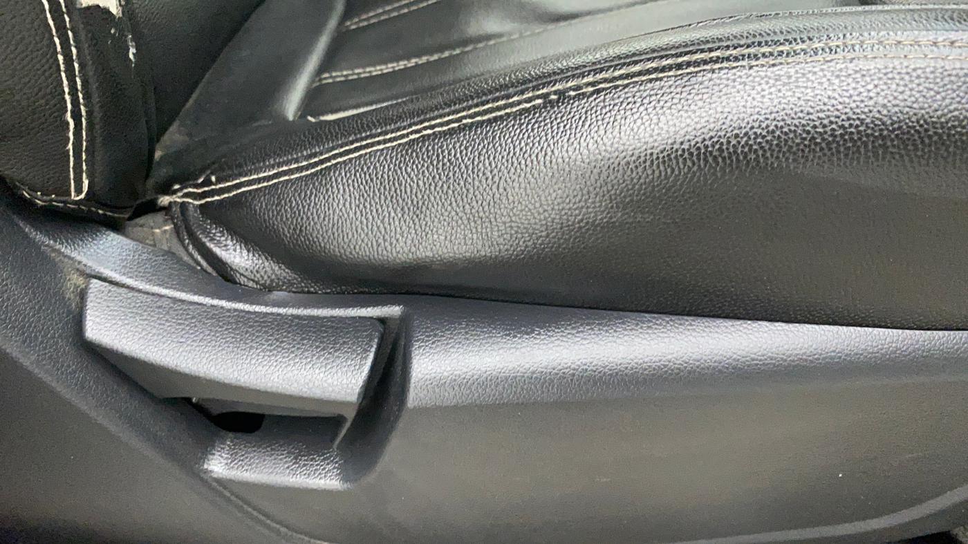 2019 Mahindra XUV300 1.5 W6 MT, Diesel, Manual, 62,552 km, Driver Side Adjustment Panel