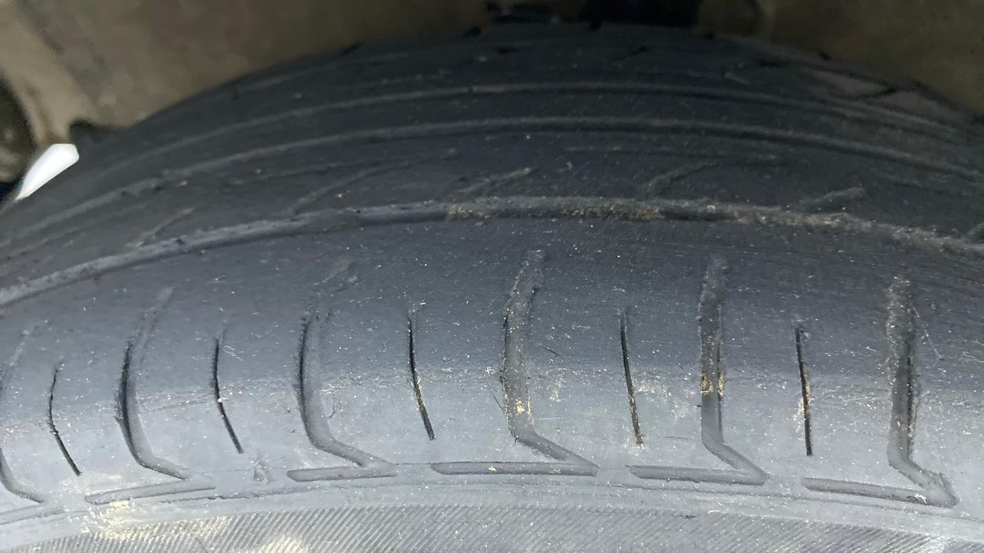 2014 Maruti Ritz VXI, Petrol, Manual, 65,203 km, Left Front Tyre Tread