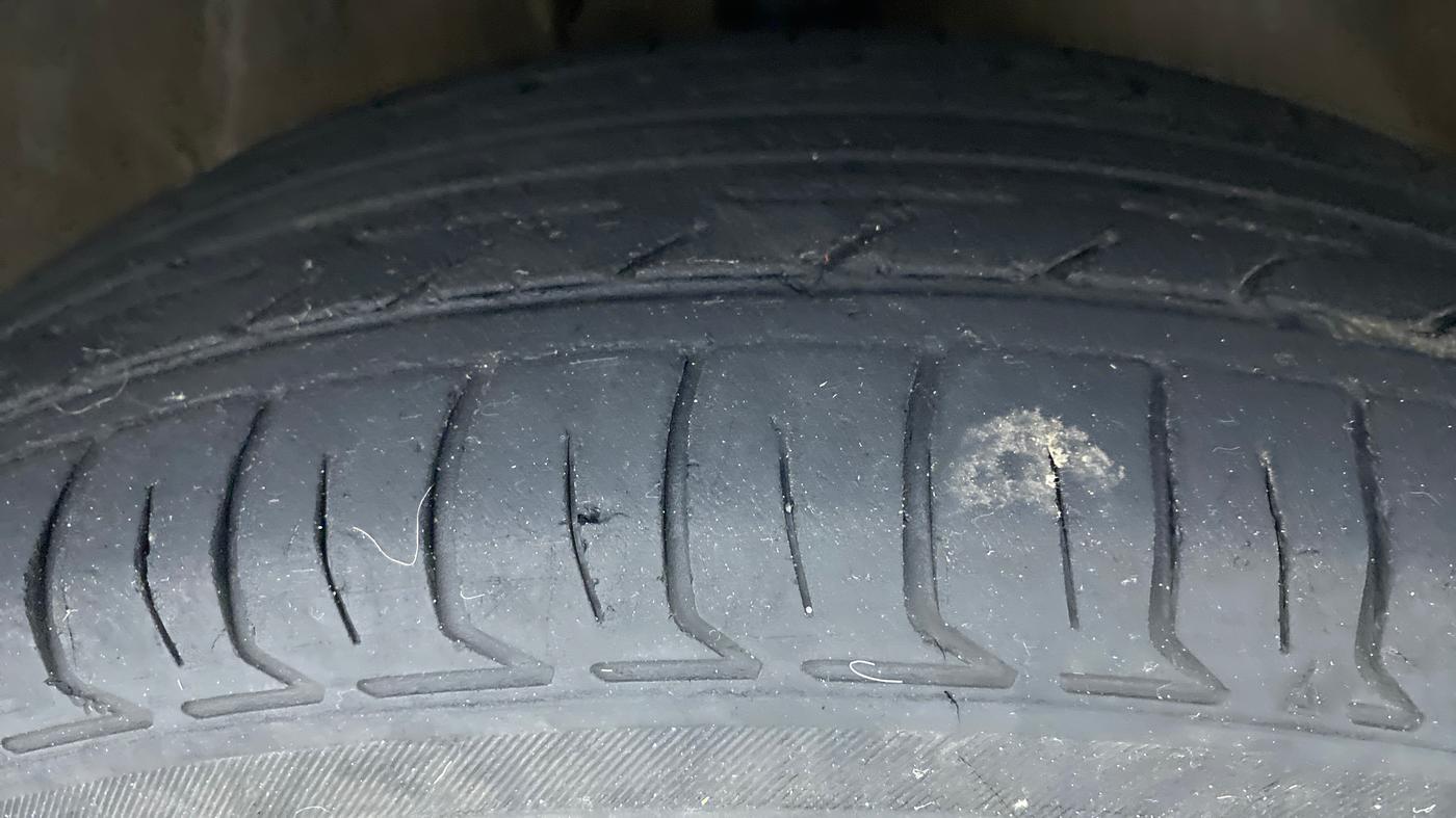 2014 Maruti Ritz VXI, Petrol, Manual, 65,203 km, Right Front Tyre Tread