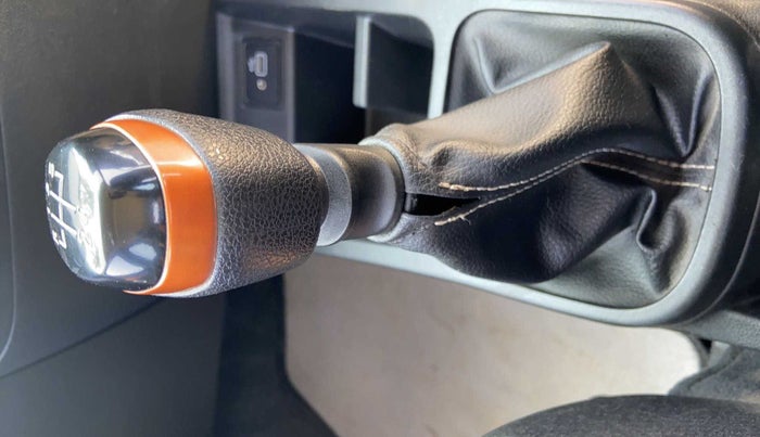 2021 Renault Kwid 1.0 CLIMBER OPT, Petrol, Manual, 11,389 km, Gear lever - Boot cover slightly torn