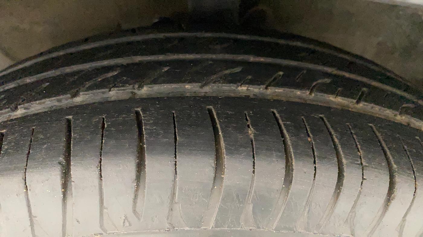 2011 Hyundai i20 MAGNA (O) 1.2, Petrol, Manual, 1,23,252 km, Left Front Tyre Tread