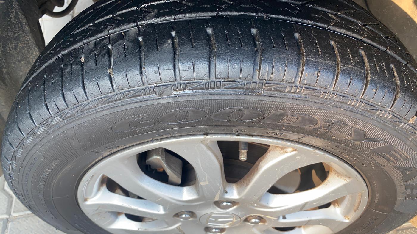 2014 Honda Amaze 1.2L I-VTEC VX, CNG, Manual, 1,20,323 km, Left Front Tyre Tread