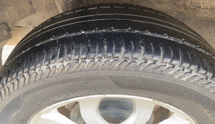 2014 Honda Amaze 1.2L I-VTEC VX, CNG, Manual, 1,21,720 km, Right Rear Tyre Tread