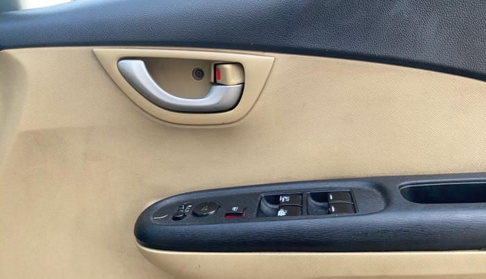 2014 Honda Amaze 1.2L I-VTEC VX, CNG, Manual, 1,21,720 km, Driver Side Door Panels Control