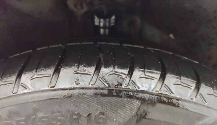 2023 Hyundai NEW I20 ASTA (O) 1.2 AT, Petrol, Automatic, 1,03,006 km, Right Front Tyre Tread