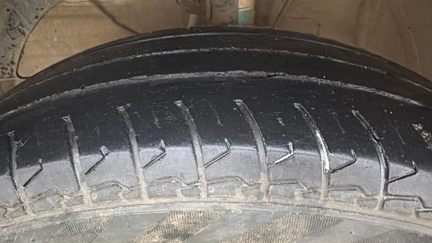 2024 Maruti Swift LXI, Petrol, Manual, 33,170 km, Left Front Tyre Tread