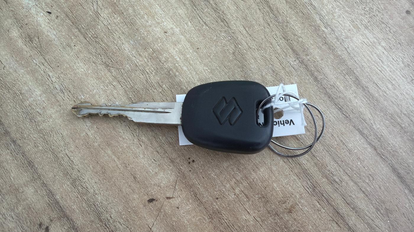 2024 Maruti Swift LXI, Petrol, Manual, 33,170 km, Key Close Up