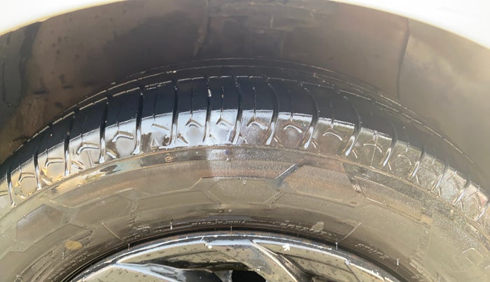 2014 Hyundai Grand i10 MAGNA 1.2 KAPPA VTVT, CNG, Manual, 1,30,977 km, Right Front Tyre Tread