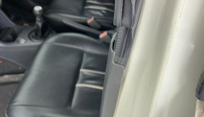 2010 Maruti Swift LXI D, Petrol, Manual, 32,035 km, Front passenger door - Beading has minor damage