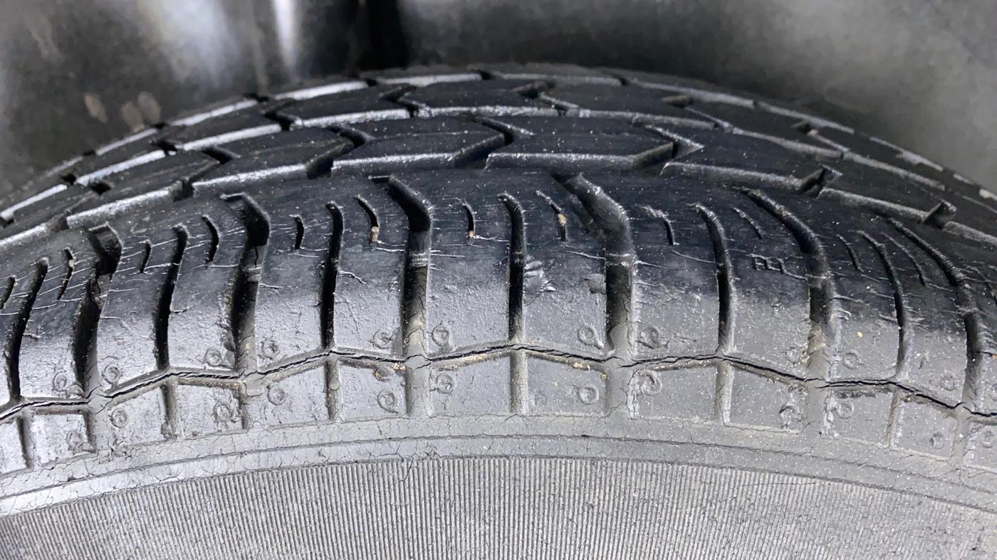 2010 Maruti Swift LXI D, Petrol, Manual, 32,035 km, Right Rear Tyre Tread