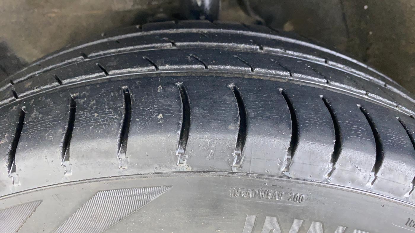 2010 Maruti Swift LXI D, Petrol, Manual, 32,035 km, Left Front Tyre Tread
