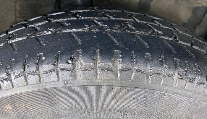 2010 Maruti Swift LXI D, Petrol, Manual, 32,035 km, Right Front Tyre Tread