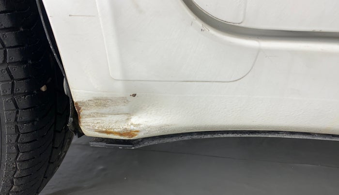 2010 Maruti Swift LXI D, Petrol, Manual, 32,035 km, Right running board - Slightly rusted