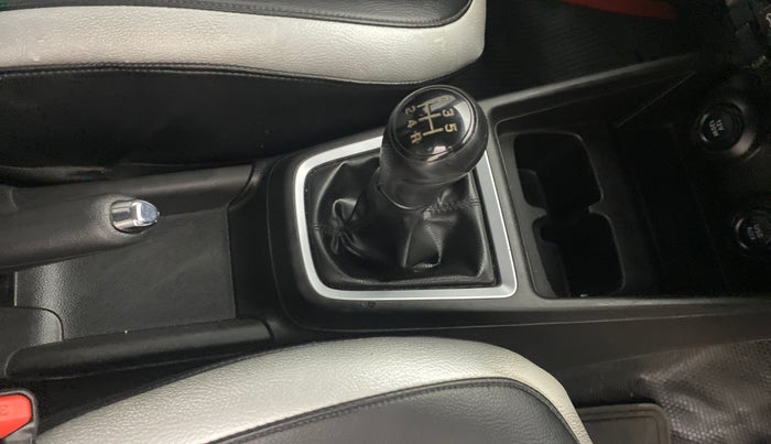 2019 Maruti Swift VDI, Diesel, Manual, 46,592 km, Gear lever - Knob cover torn