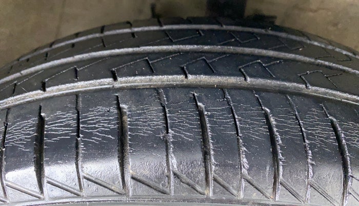 2011 Maruti Swift LXI, Petrol, Manual, 74,259 km, Right Front Tyre Tread