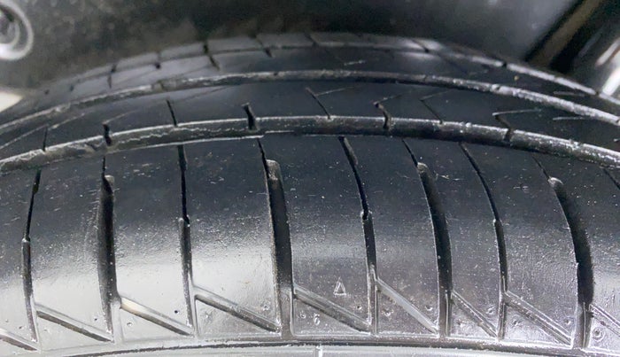 2011 Maruti Swift LXI, Petrol, Manual, 74,259 km, Left Rear Tyre Tread