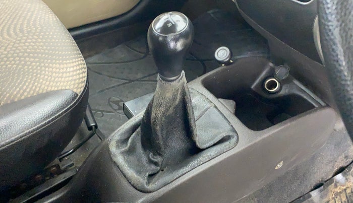 2015 Hyundai Eon MAGNA +, Petrol, Manual, 83,495 km, Gear lever - Boot cover slightly torn