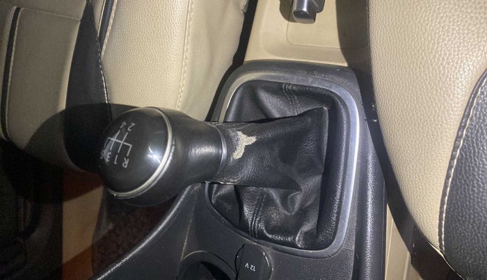 2017 Volkswagen Ameo HIGHLINE  PLUS 1.2, Petrol, Manual, 81,303 km, Gear lever - Boot cover slightly torn