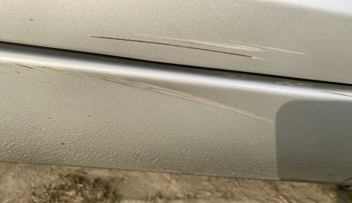 2015 Maruti Swift VXI, Petrol, Manual, 68,452 km, Right running board - Minor scratches