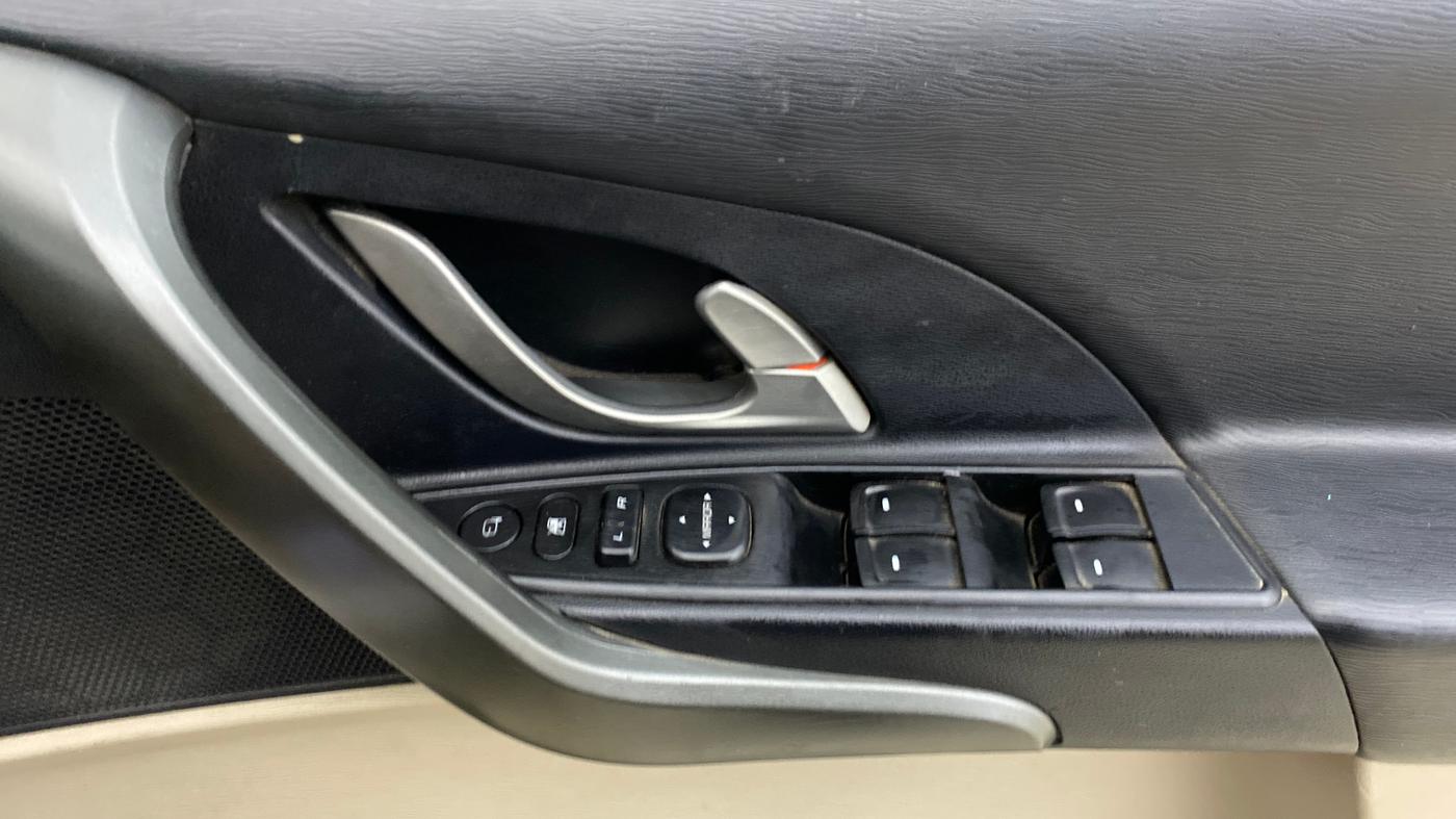 2015 Mahindra XUV500 W10, Diesel, Manual, 41,557 km, Driver Side Door Panels Control