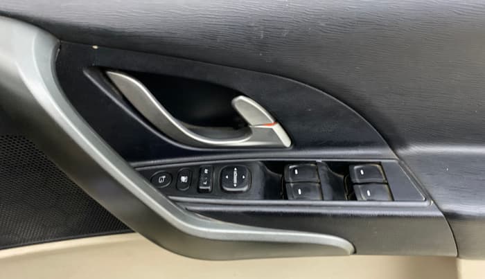 2015 Mahindra XUV500 W10, Diesel, Manual, 41,557 km, Driver Side Door Panels Control