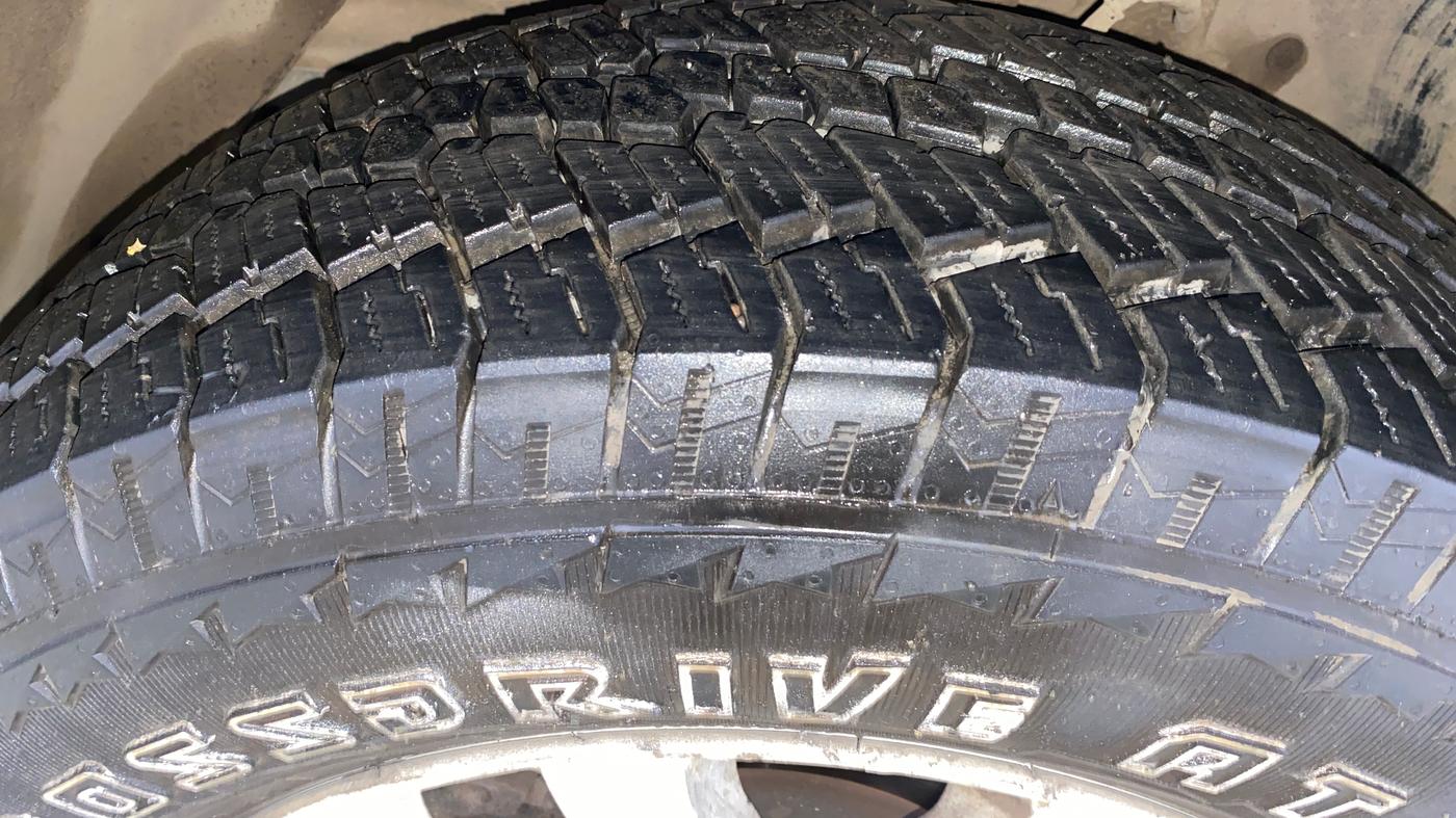 2015 Mahindra XUV500 W10, Diesel, Manual, 41,557 km, Left Front Tyre Tread
