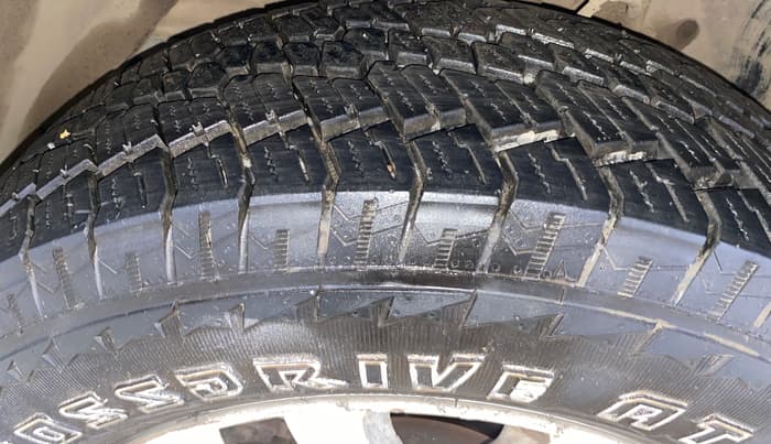 2015 Mahindra XUV500 W10, Diesel, Manual, 41,557 km, Left Front Tyre Tread