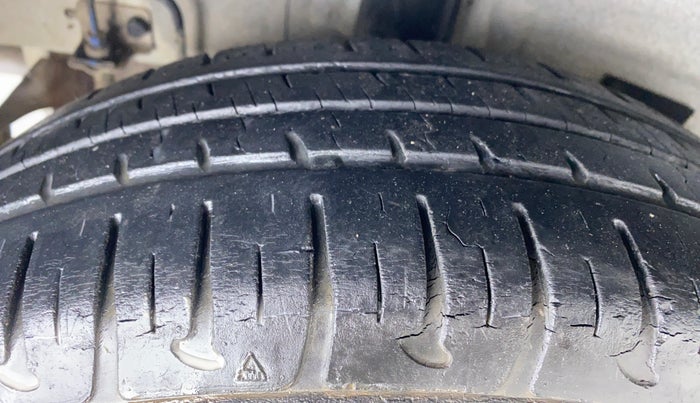 2014 Hyundai Grand i10 MAGNA 1.2 VTVT, Petrol, Manual, 25,771 km, Right Rear Tyre Tread