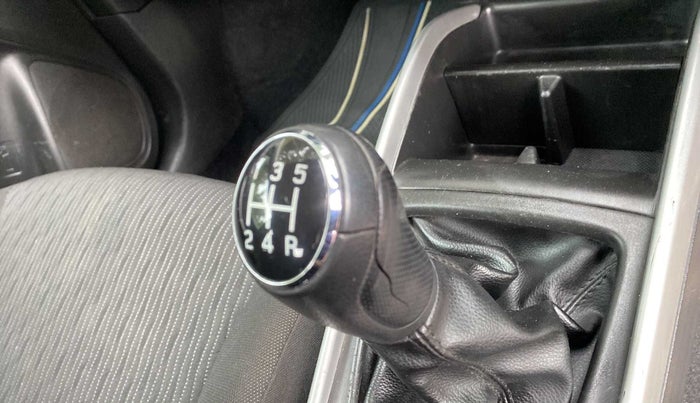 2017 Maruti Baleno ALPHA PETROL 1.2, Petrol, Manual, 29,878 km, Gear lever - Knob cover torn