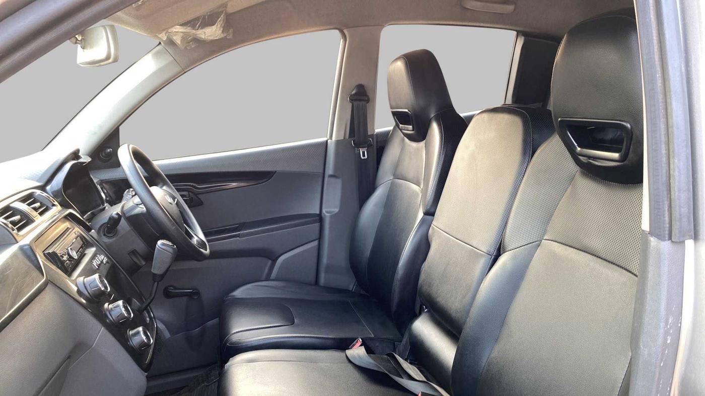 2018 Mahindra KUV 100 NXT K2 6 STR, Petrol, Manual, 43,183 km, Right Side Front Door Cabin