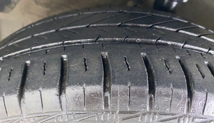2012 Hyundai i20 MAGNA O 1.2, CNG, Manual, 88,005 km, Left Front Tyre Tread