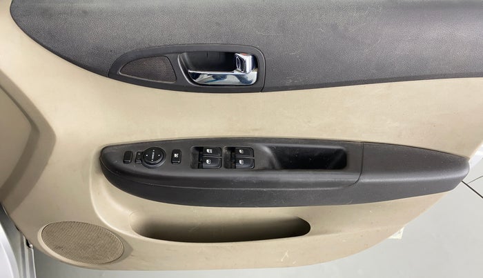 2012 Hyundai i20 MAGNA O 1.2, CNG, Manual, 88,005 km, Driver Side Door Panels Control