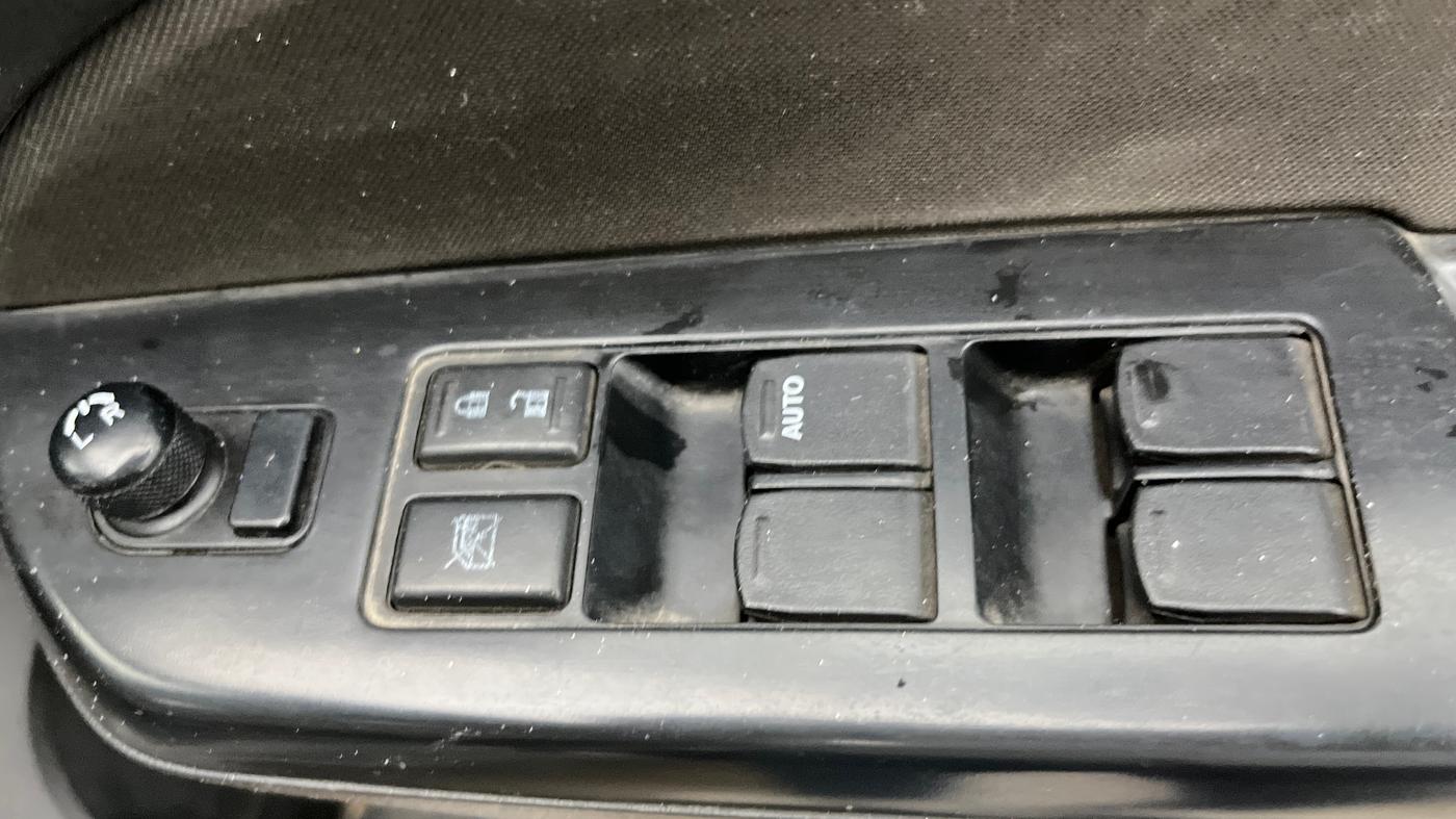 2016 Maruti Swift VXI O, Petrol, Manual, 67,162 km, Driver Side Door Panels Control