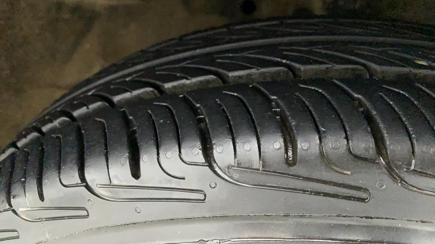 2014 Maruti Swift Dzire VXI, Petrol, Manual, 68,702 km, Right Front Tyre Tread