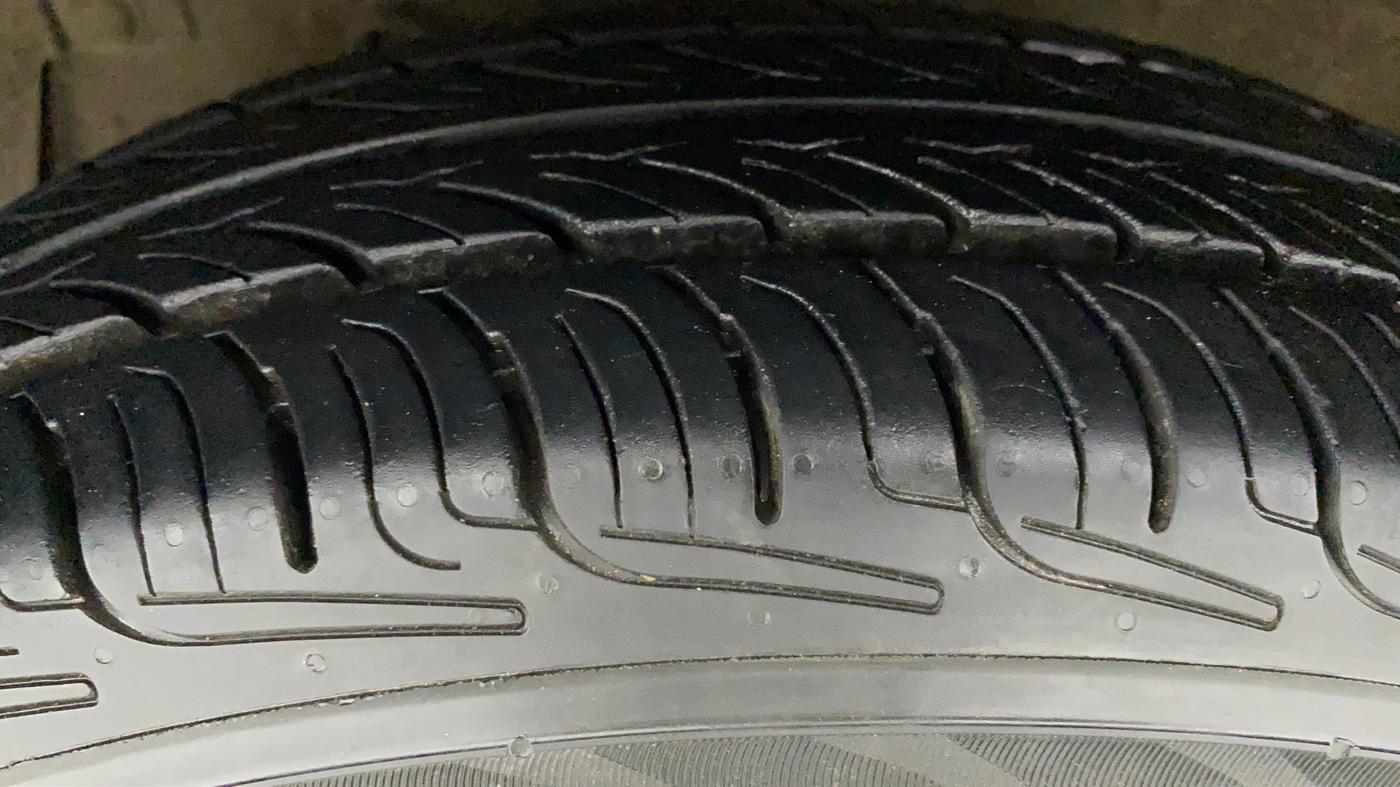 2014 Maruti Swift Dzire VXI, Petrol, Manual, 68,702 km, Left Front Tyre Tread