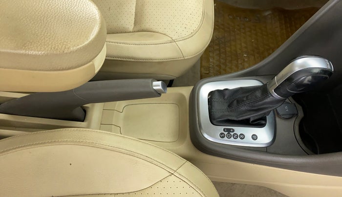 2016 Volkswagen Vento HIGHLINE 1.2 TSI AT, Petrol, Automatic, 73,673 km, Gear Lever