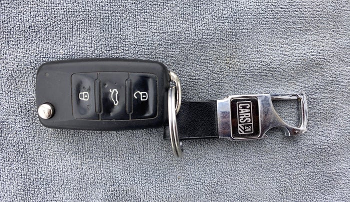 2016 Volkswagen Vento HIGHLINE 1.2 TSI AT, Petrol, Automatic, 73,673 km, Key Close Up