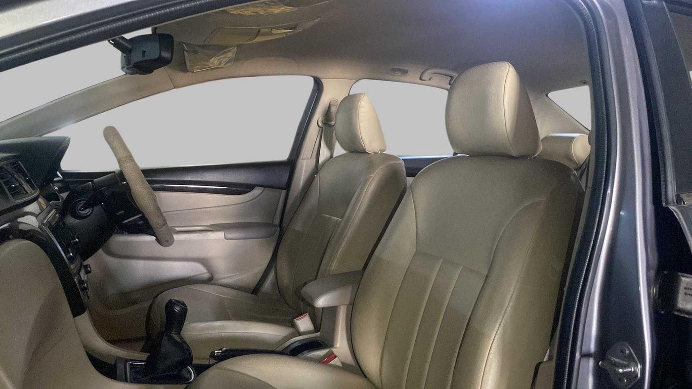 2015 Maruti Ciaz ZXI, Petrol, Manual, 24,565 km, Right Side Front Door Cabin