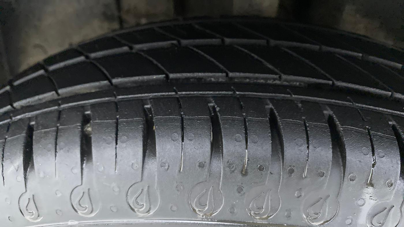 2022 Renault Kwid 1.0 CLIMBER OPT AMT, Petrol, Automatic, 7,969 km, Left Front Tyre Tread